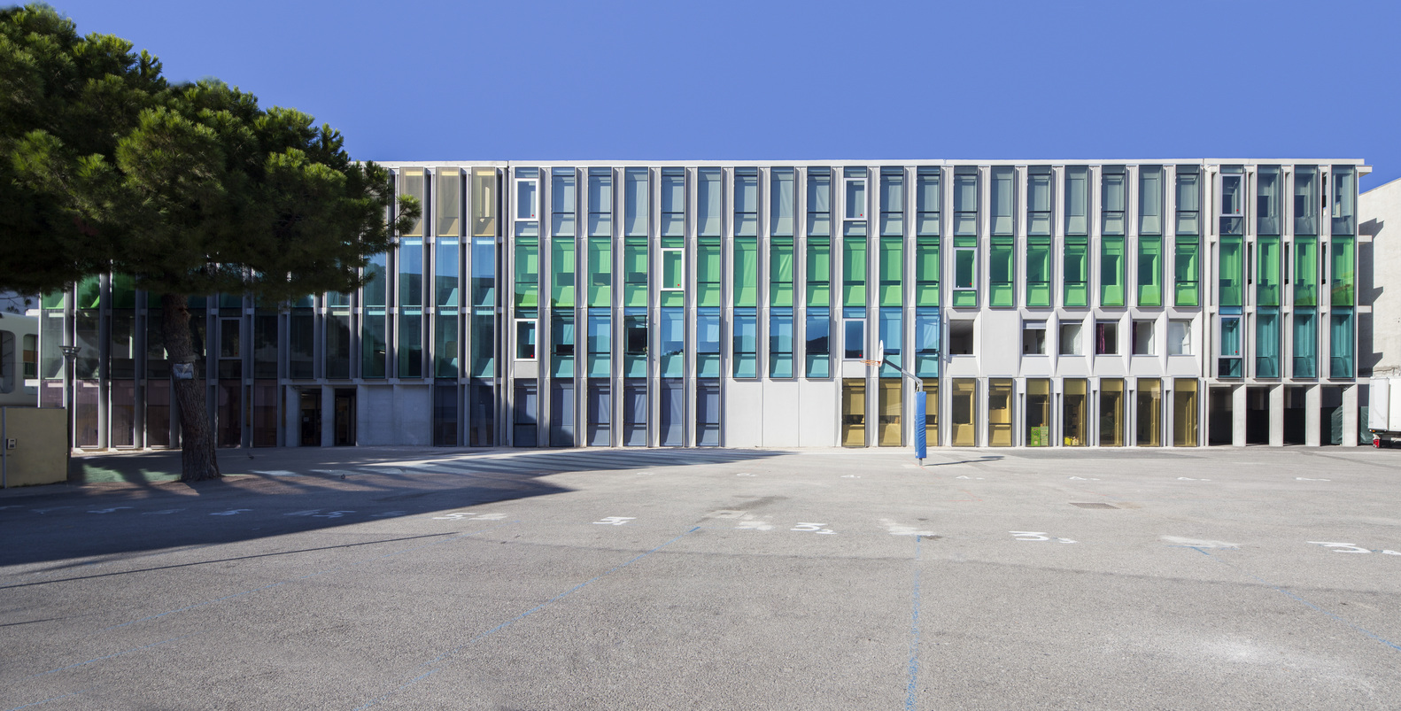 法国尼斯 Simone Veil 中学,融入环境的和谐设计-21