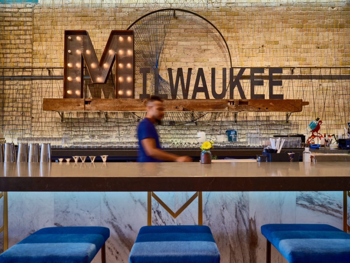 Milwaukee 百年建筑翻新,HGA 打造 Central Standard Craft Distillery Crafthouse & Kitchen-17