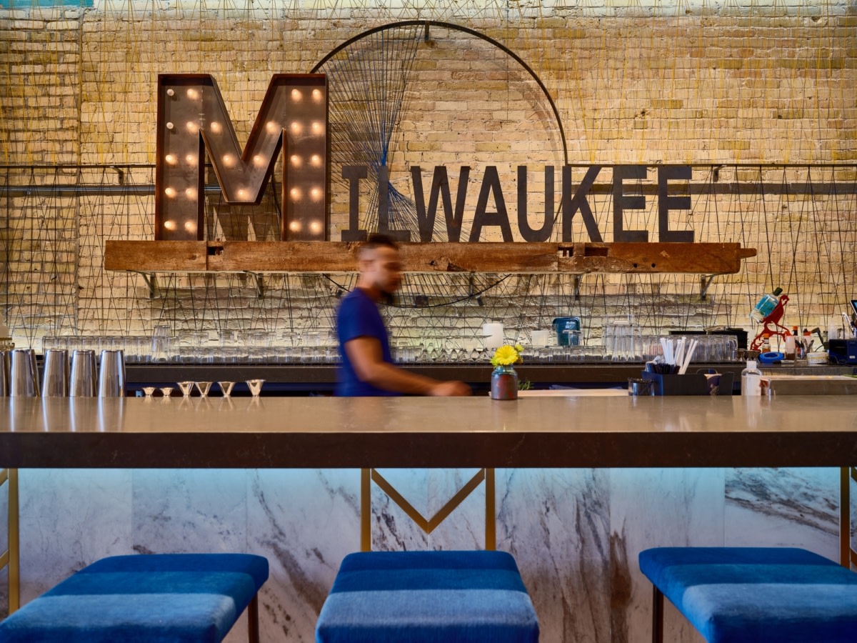 Milwaukee 百年建筑翻新，HGA 打造 Central Standard Craft Distillery Crafthouse & Kitchen-17