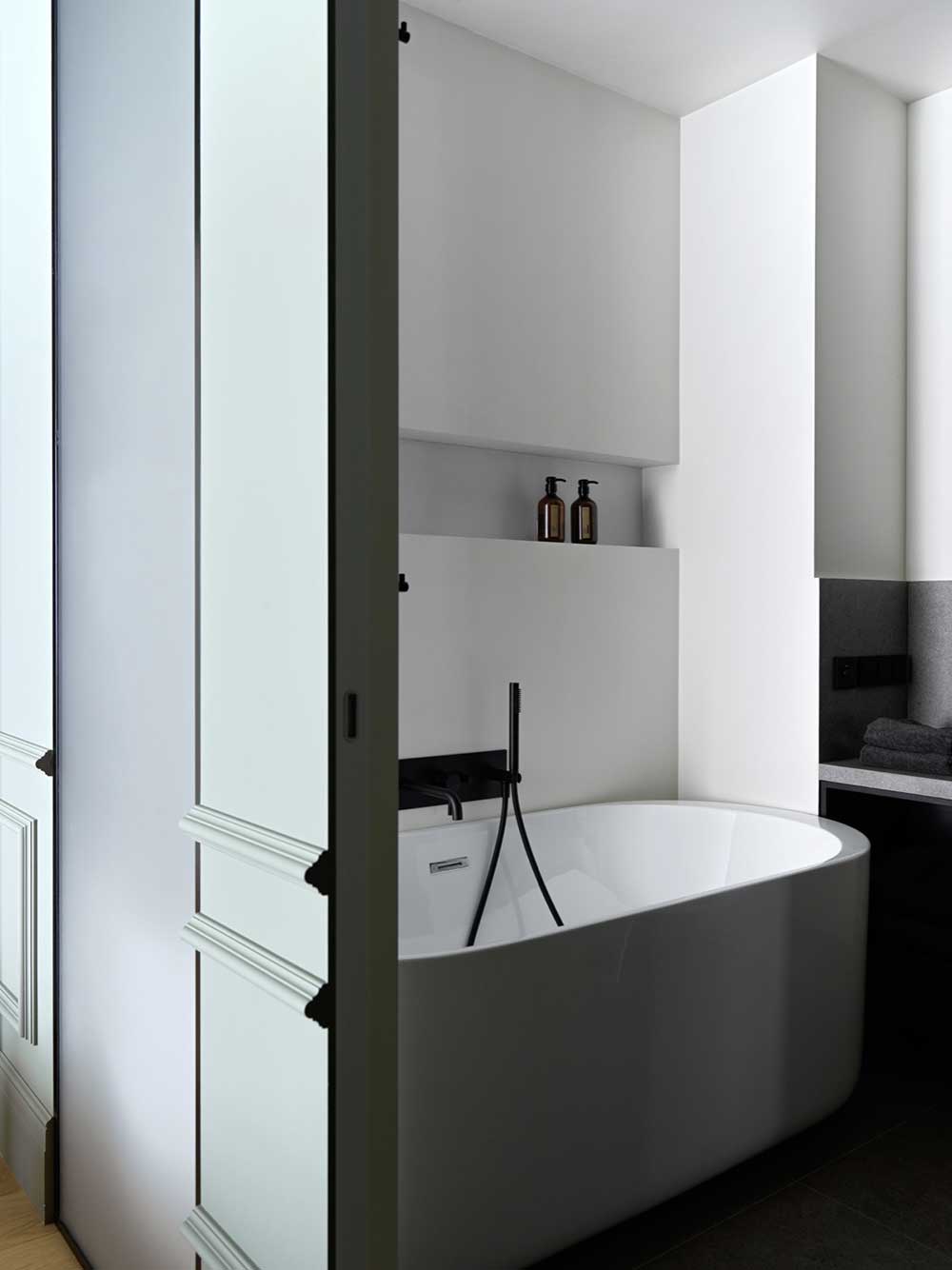 极简主义、造型和混凝土:莫斯科著名雕塑家女儿的公寓(72 平方米)-11