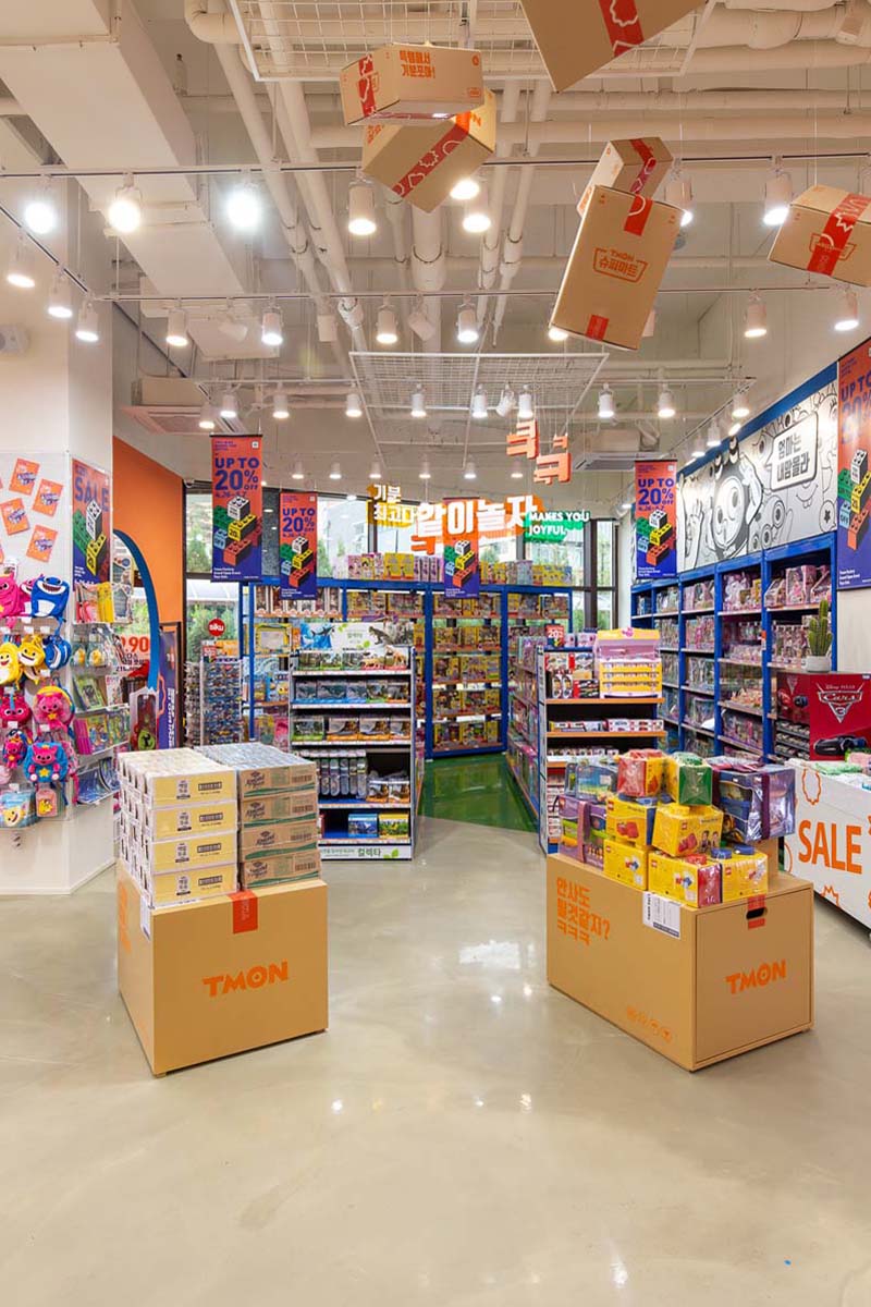 90 平米的购物商场，以品牌颜色为主题的室内设计-5