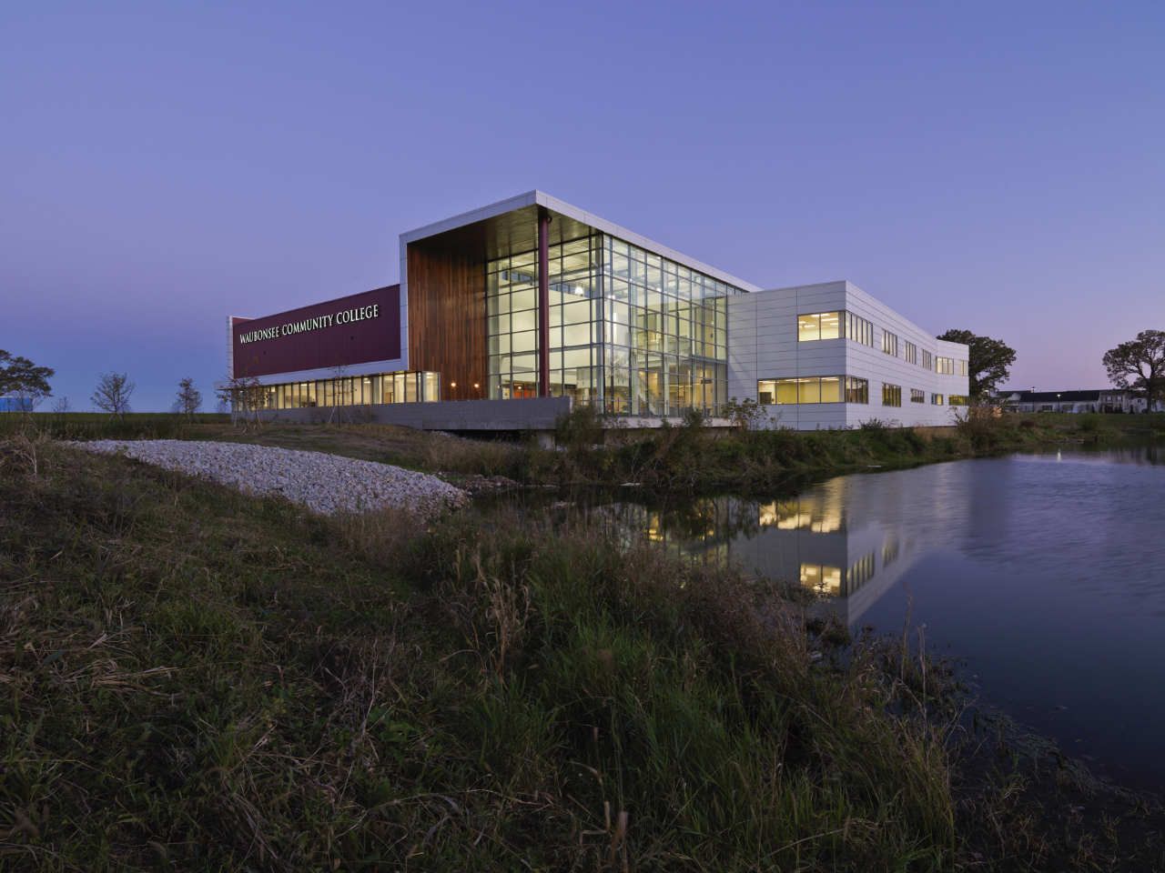 湖畔独立校园，集学习休闲于一体的 Waubonsee Community College Plano Classroom Building-26