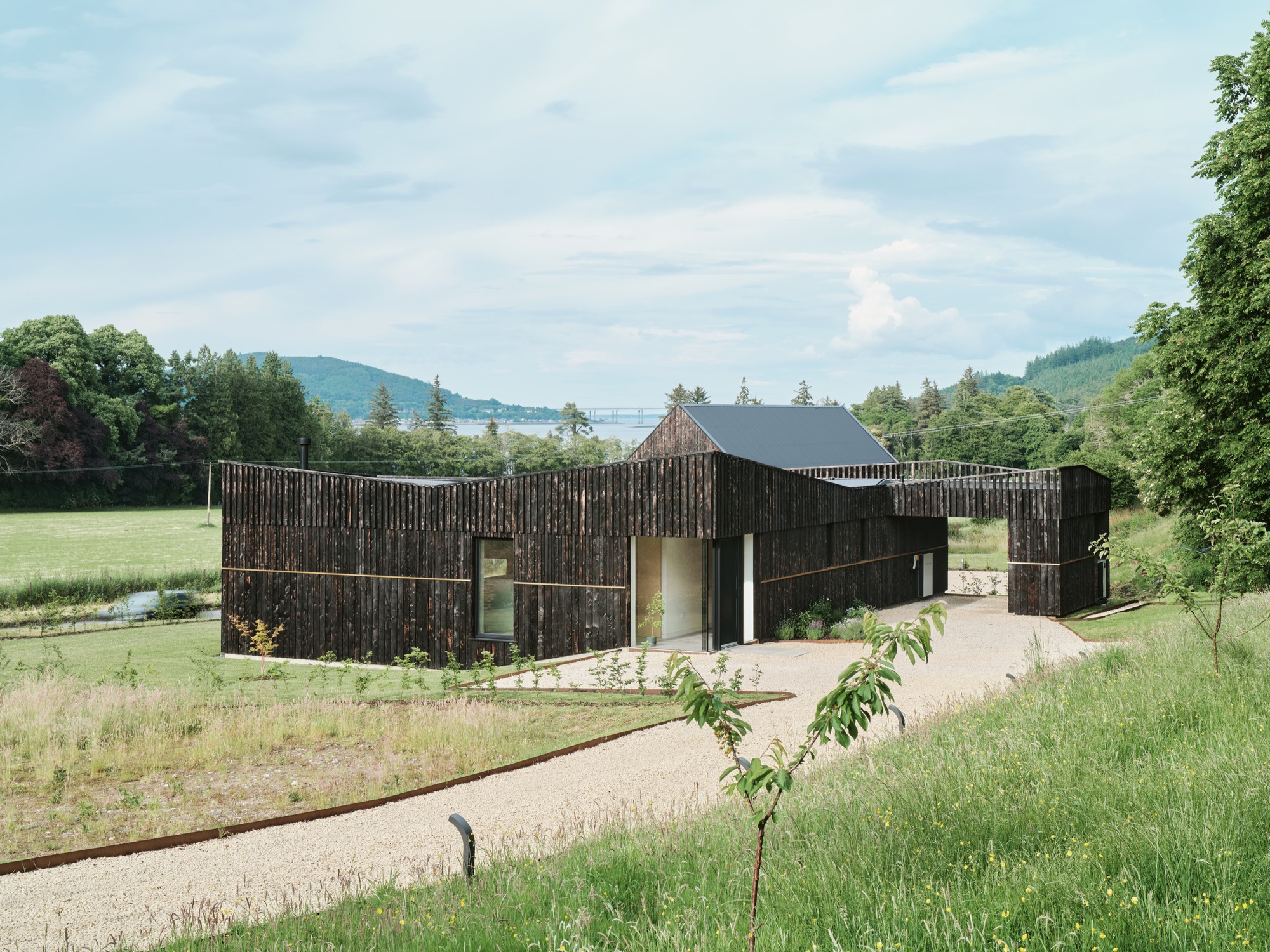 一间办公室和两所房子丨英国因弗内斯丨Loader Monteith-9