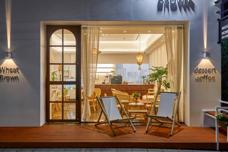 20 平米温馨双色咖啡厅-3