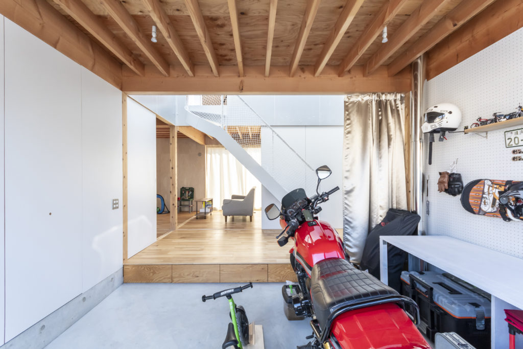 子どもが自由に走り回れる家空が見える階段室をコアにした回遊式空間で暮らす | Architecture | 100%LiFE-14