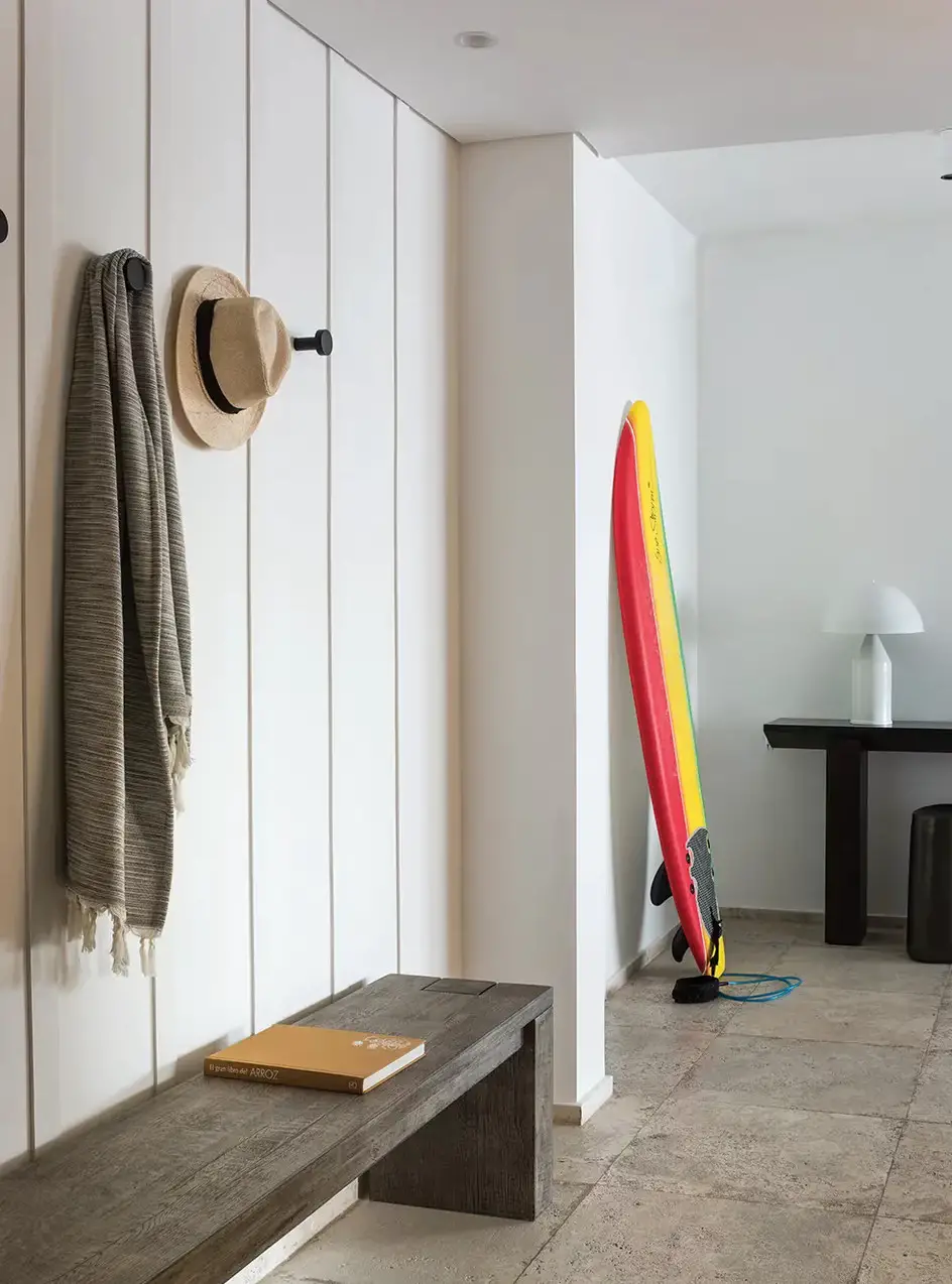 乌拉圭度假公寓 | 简约灰白空间,尽享水景之美-19