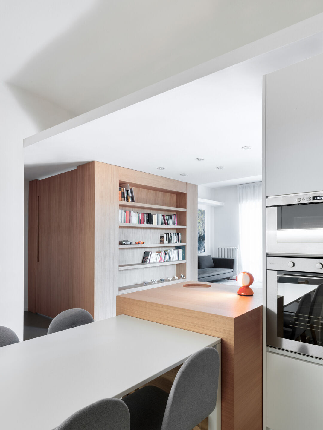 意大利 90 年代公寓转型之作，中岛家具成空间主角-14