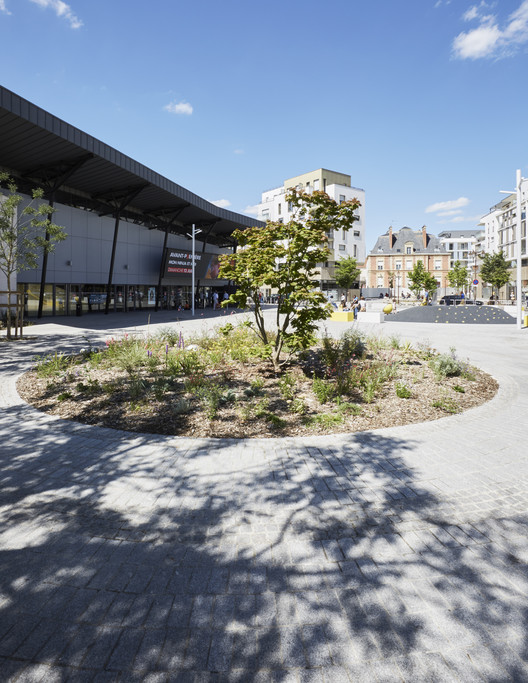 法国 Mantes-la-Jolie 市 Henri Dunant 广场改造，实现行人友好与城市融合-13