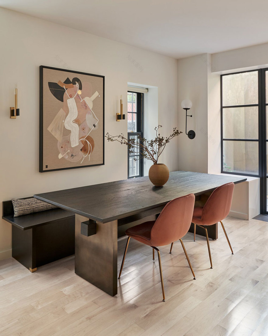 带有黑色细节和精致装饰的温馨现代纽约公寓-7