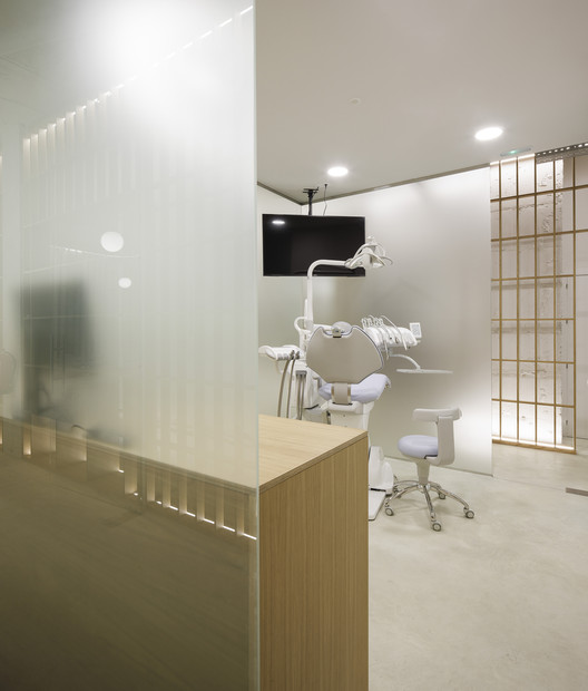 自然光与功能优化的牙科诊所设计-14