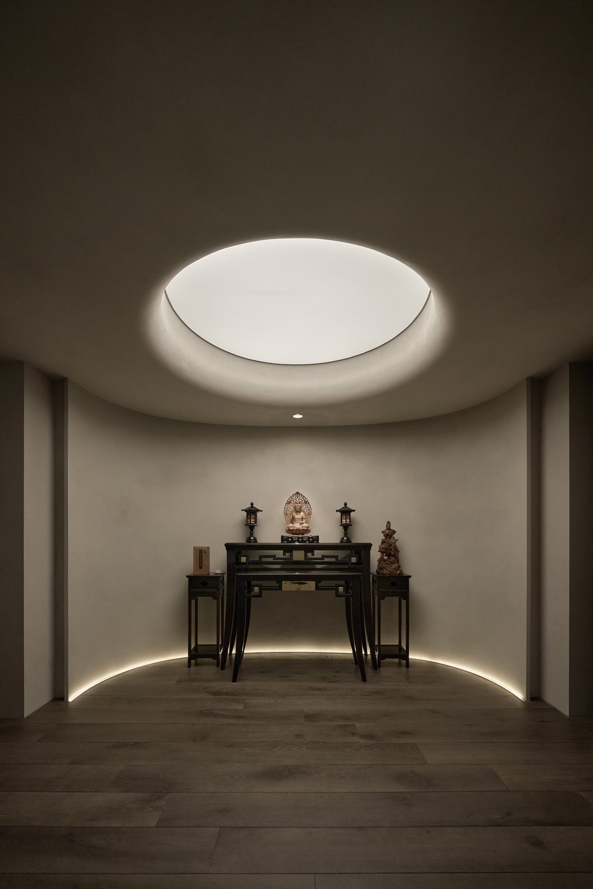 「最深的寧靜來自空無的頓悟」以光重構家居感官深度，安然庇護人們思緒和情感寄託的複層居宅 — Hey!Cheese-9