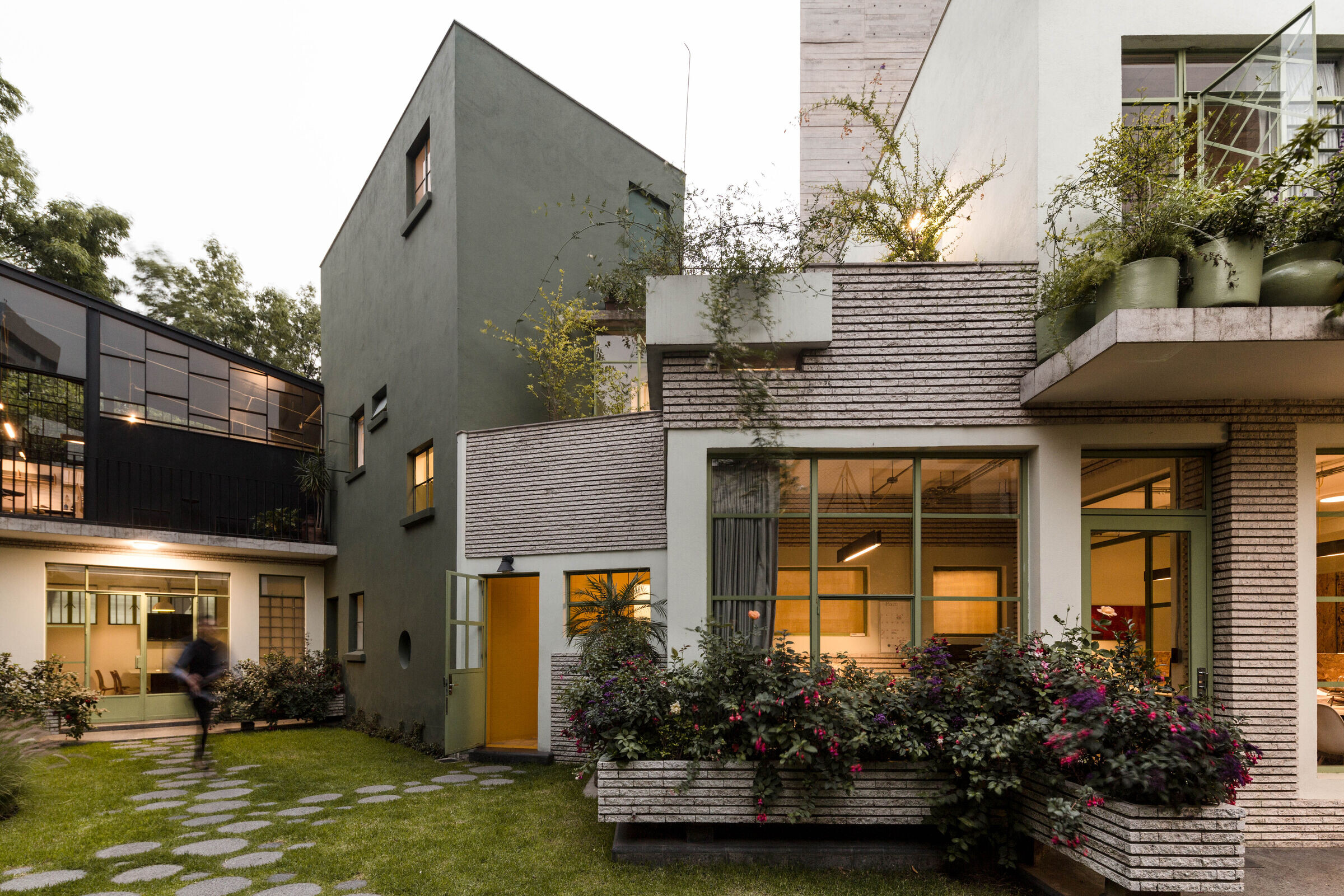 墨西哥城 40 年代老宅变身时尚办公空间-31