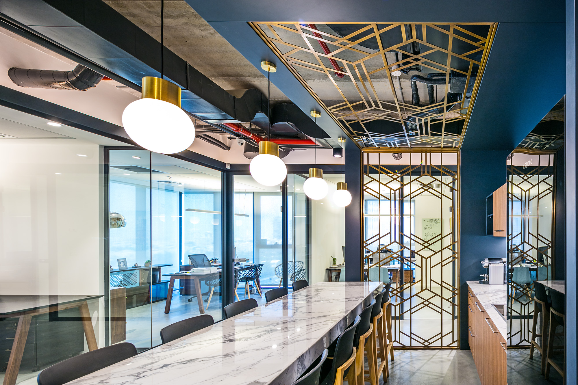 融合自然与工业，展现独特法律美学-24