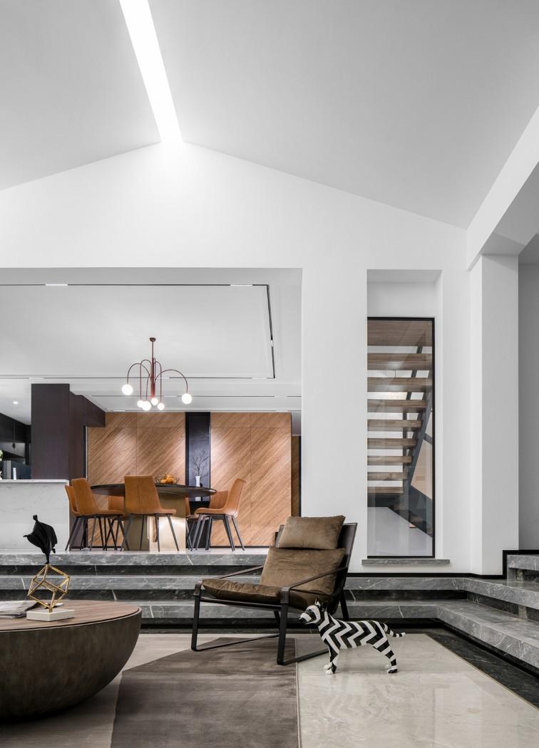 异形屋顶下的现代生活空间-28