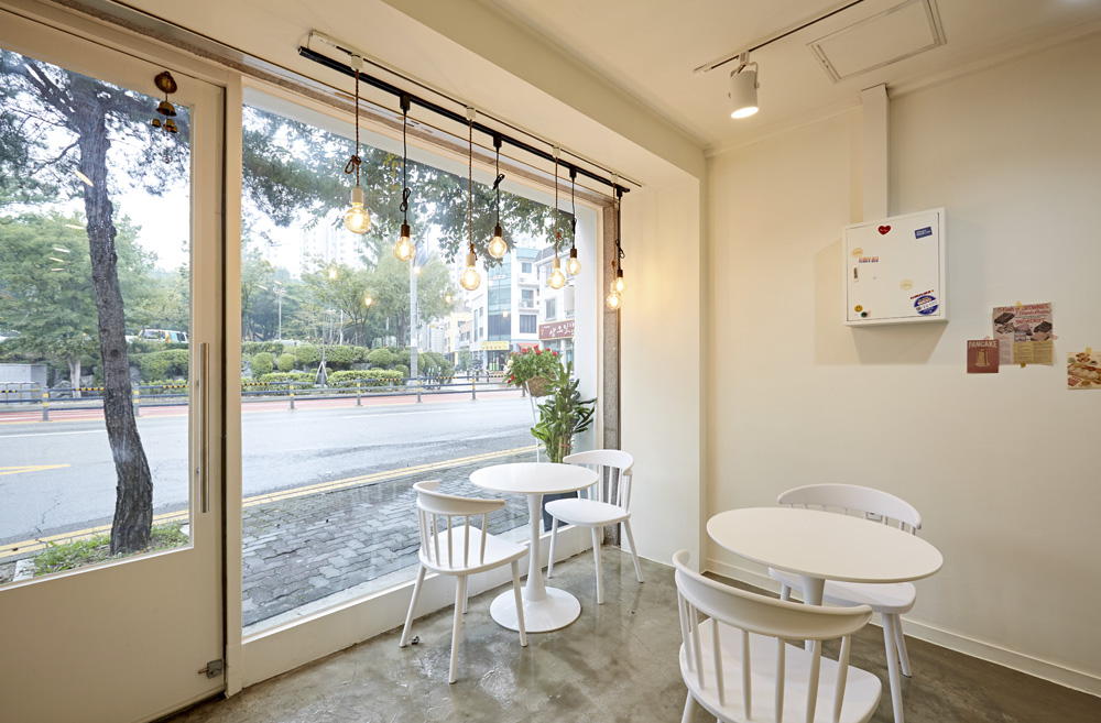 10 坪小户型的极简魅力 | 韩国设计师打造明亮舒适的咖啡厅-11