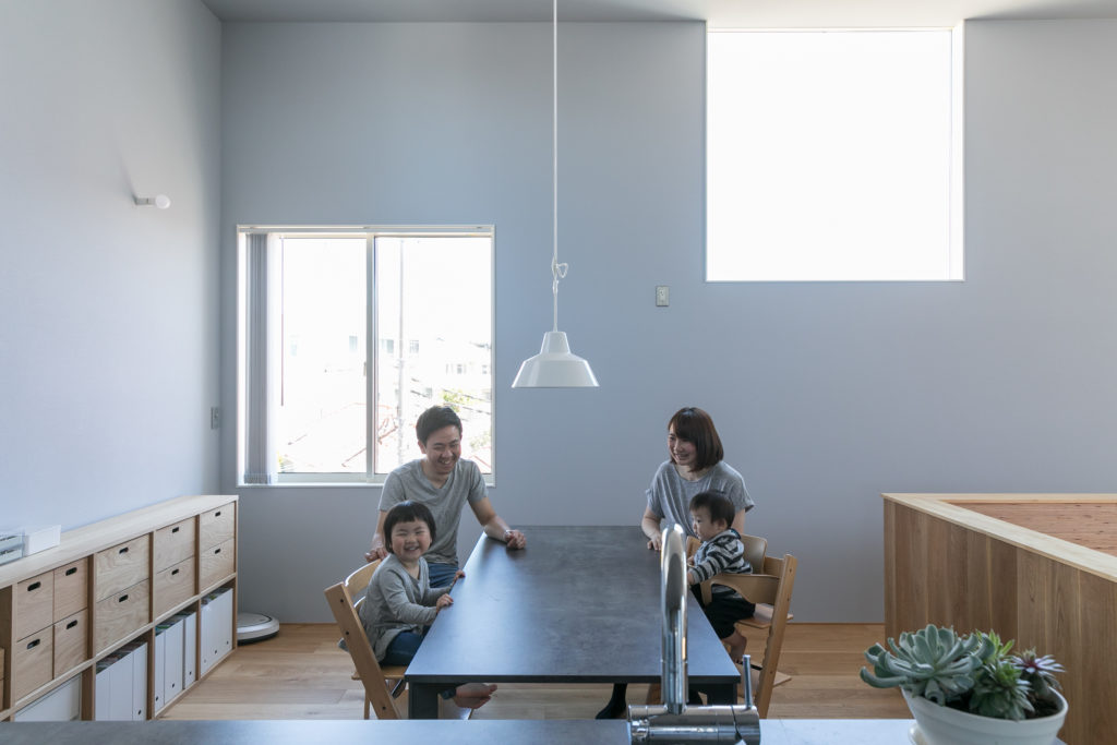 「大きな穴」が空間と家族をつなげる上下階をつなぐ吹き抜けがもたらす一体感温もりと開放感のある住まい | Style of Life | 100%LiFE-4