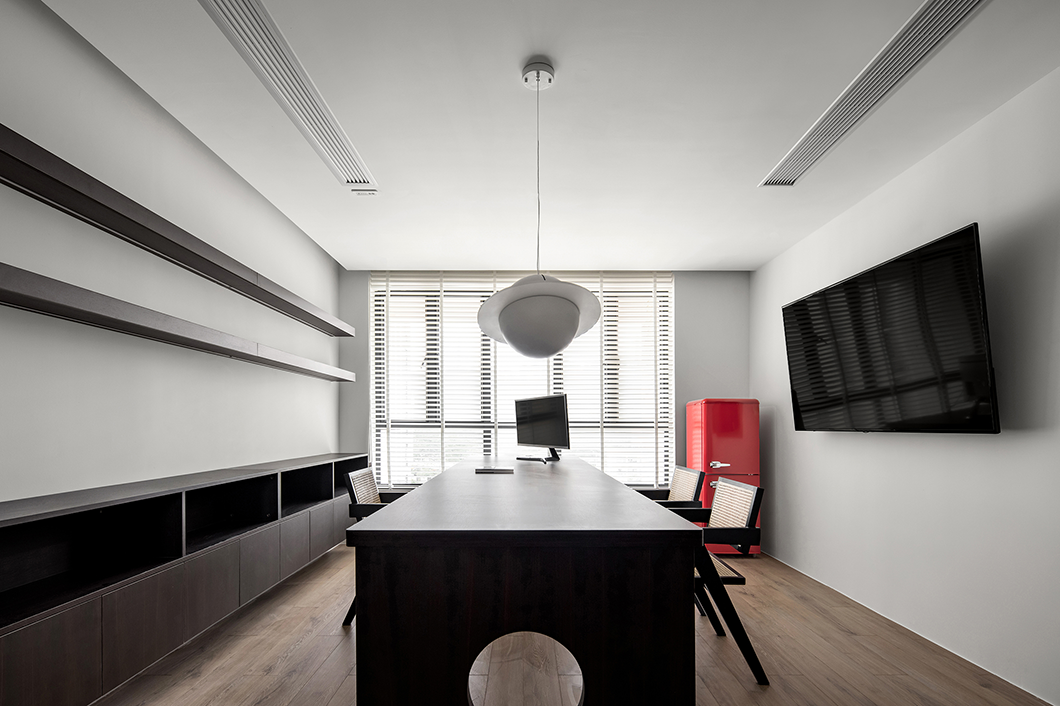 黑白自由办公空间丨中国惠州丨睿创质造空间设计-40