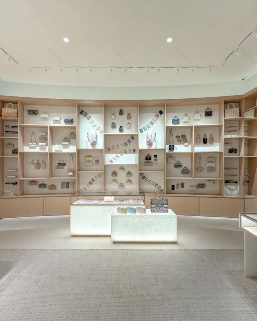 Dior 快闪店「黄金屋」丨泰国曼谷丨Dior 视觉营销创意总监 Luca Albero-46