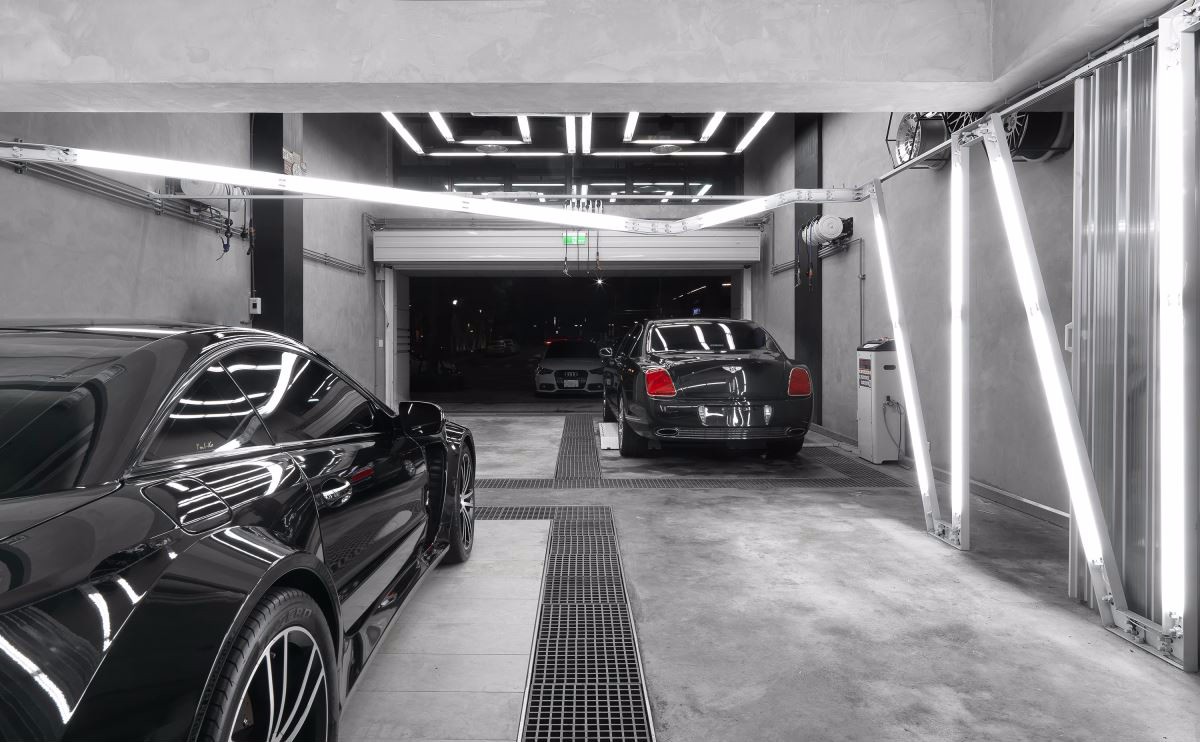 《变形金刚》般的科幻汽修店,工业风与后现代的完美融合-10