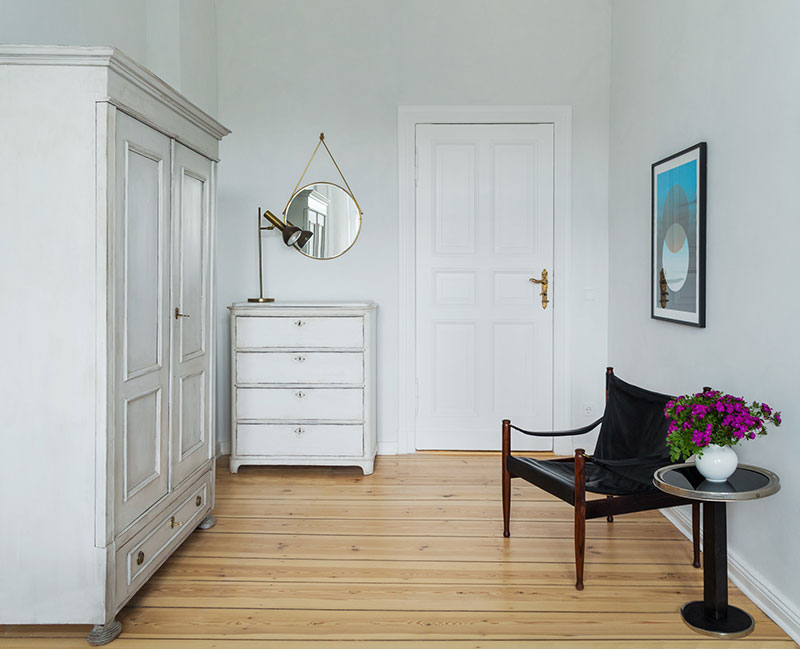 柏林老建筑中的现代白色公寓-11