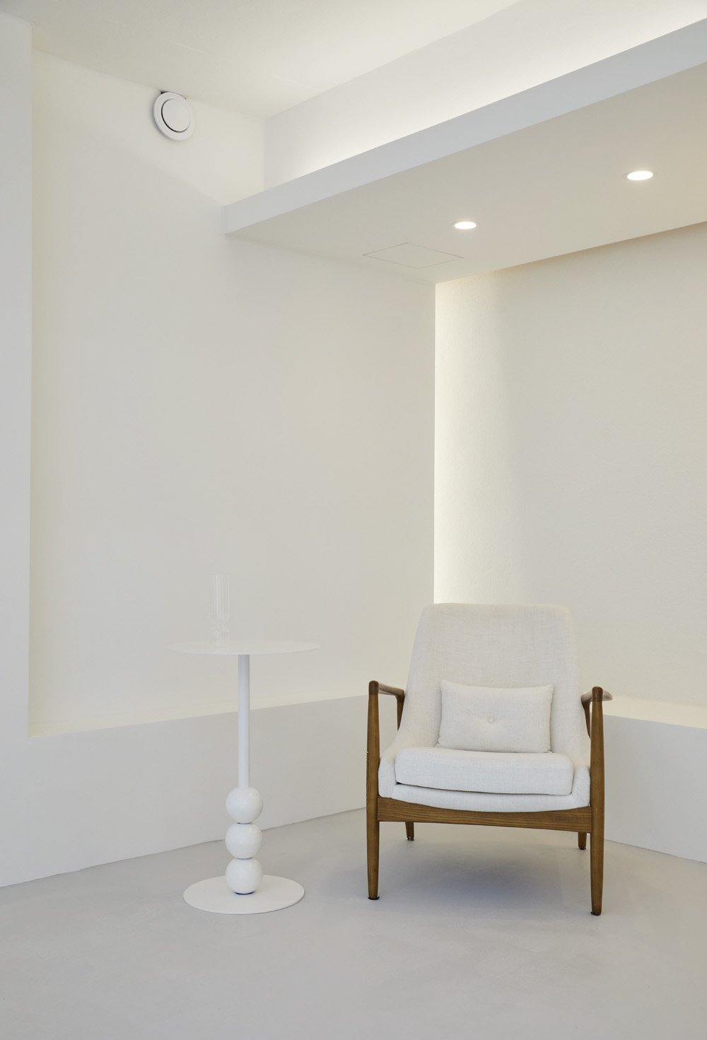 白色梦幻 | 20 平米迷你衣帽间的优雅设计-10