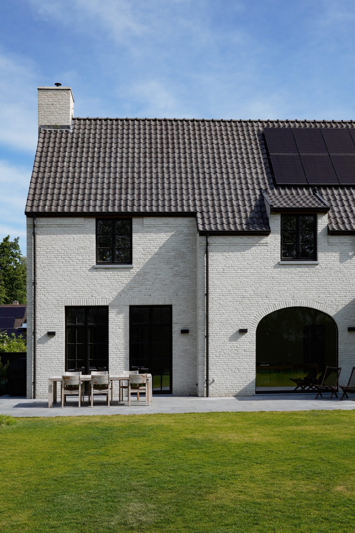 Ruime villa uitgevoerd in strakke, moderne crepi-0