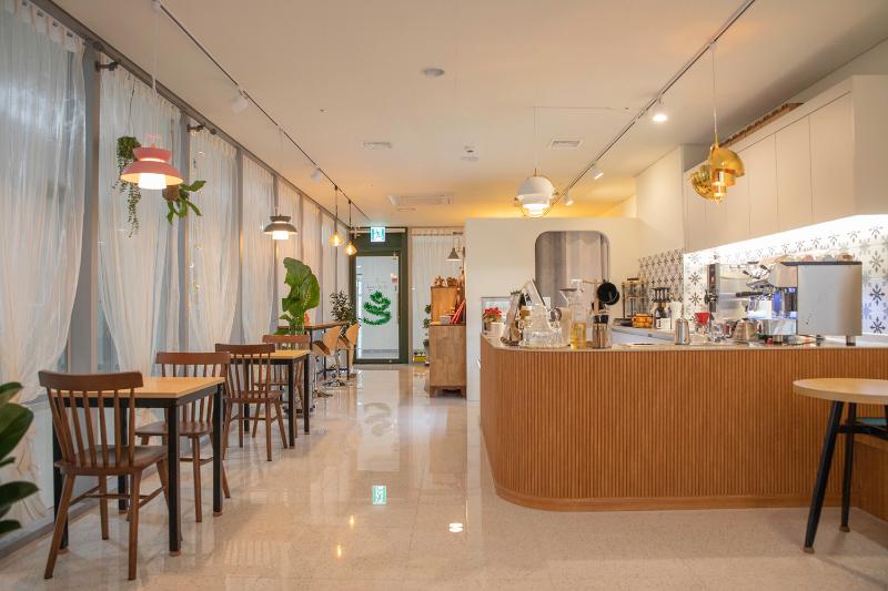 20 平米简约咖啡厅，打造温馨原木空间-2