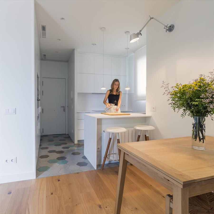 巴塞罗那工业风公寓设计,自然光与空间的完美融合-4