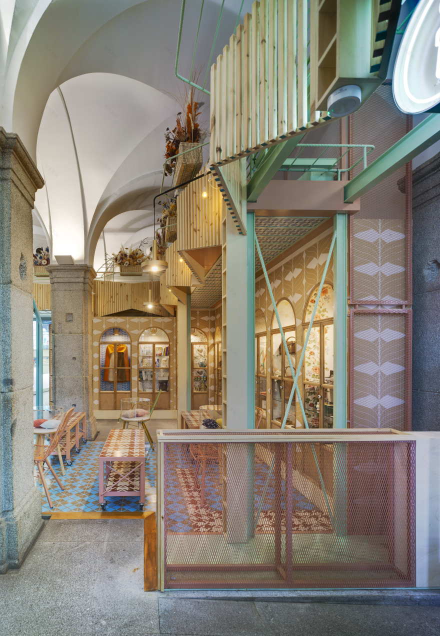 Madrid 地标设计,融合传统与现代的旅游礼品店-13