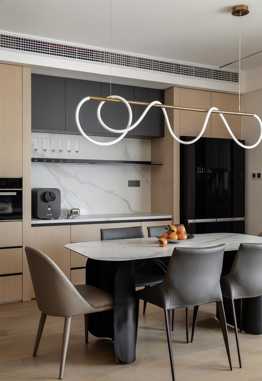 悬浮吊顶与多功能空间 · 现代温馨家居设计-16