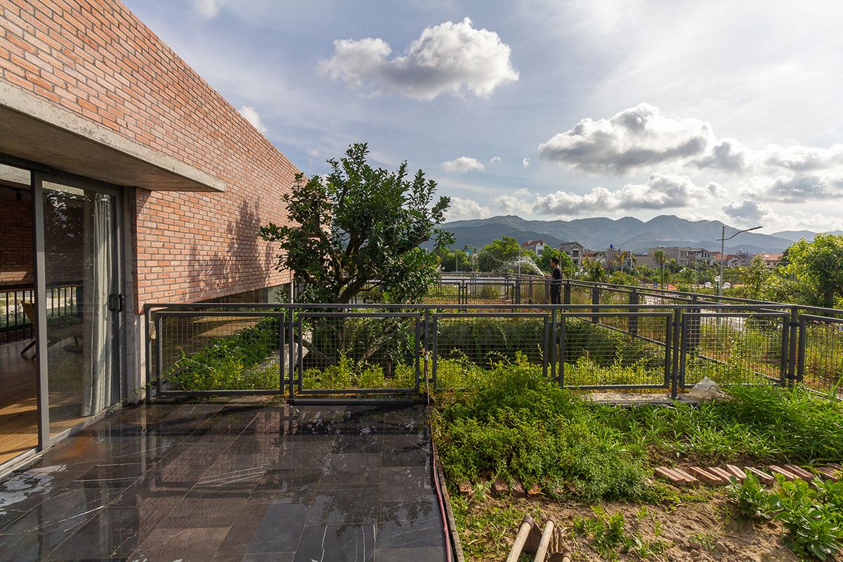 Mạo Khê House - Ngôi nhà gạch đỏ với không gian xanh bao phủ | HGAA-31