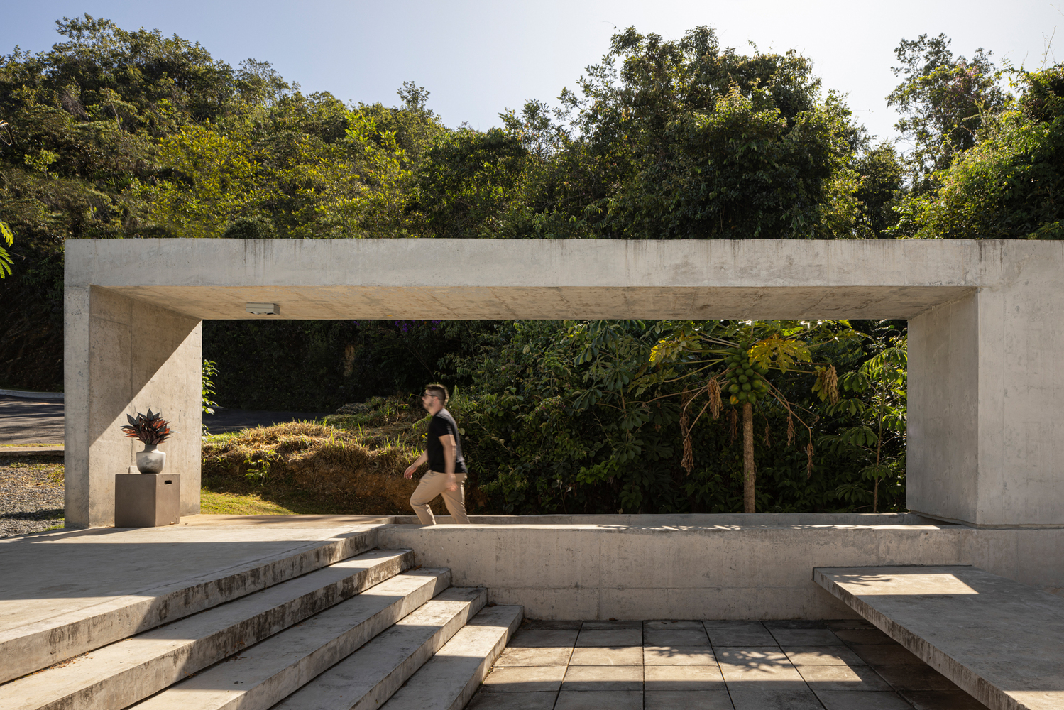 巴西森林中的玻璃混凝土别墅丨巴西巴西利亚丨Estúdio MRGB-12