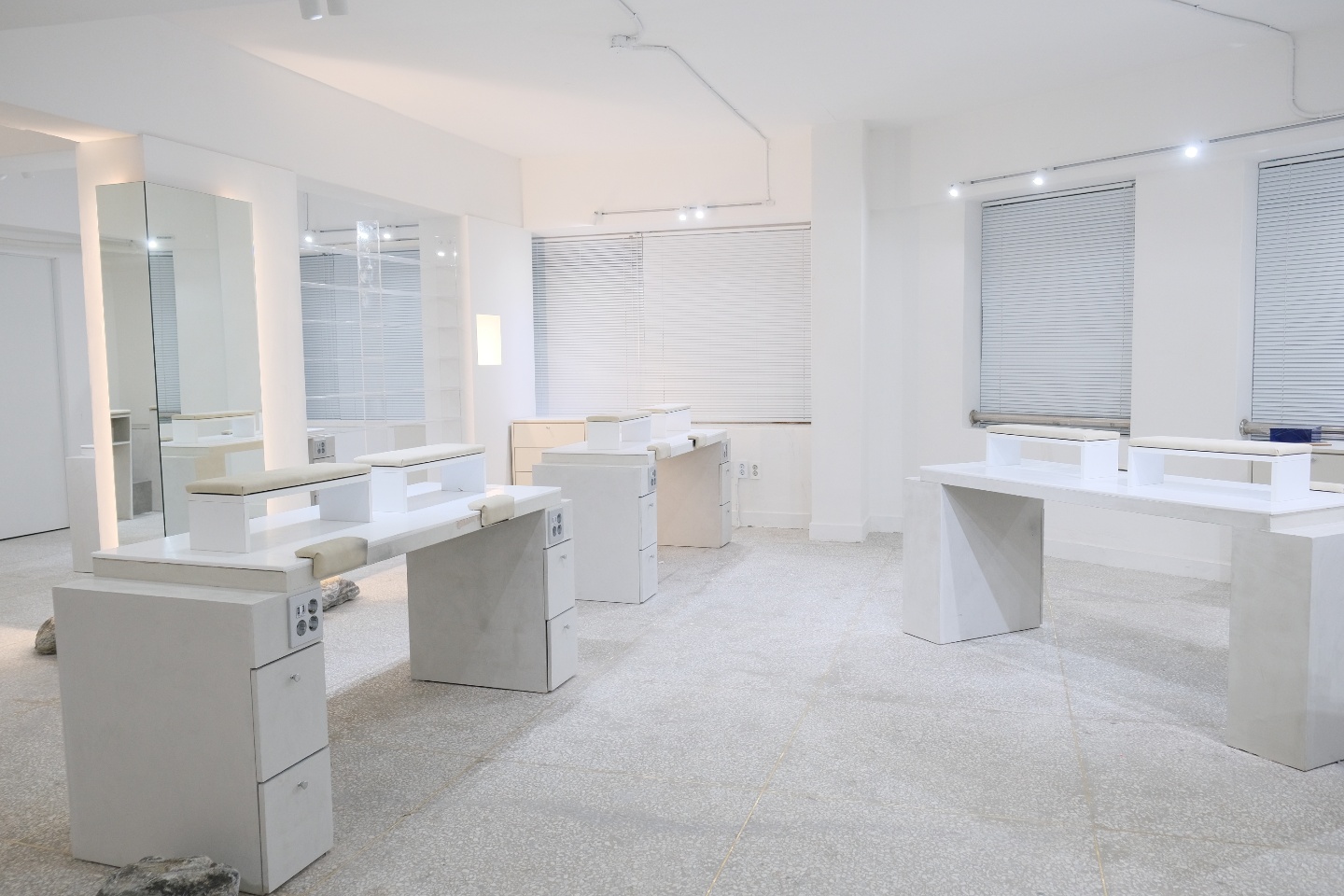 白色调高级氛围的 30 平米小户型设计-5