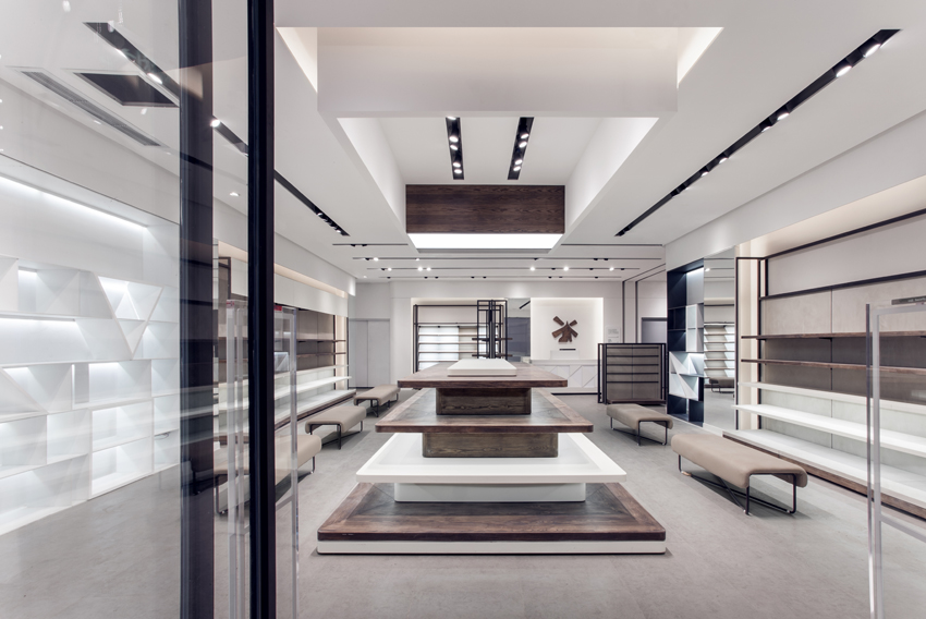 成都热风太古里形象店 | 突破传统，打造深色时尚空间-10