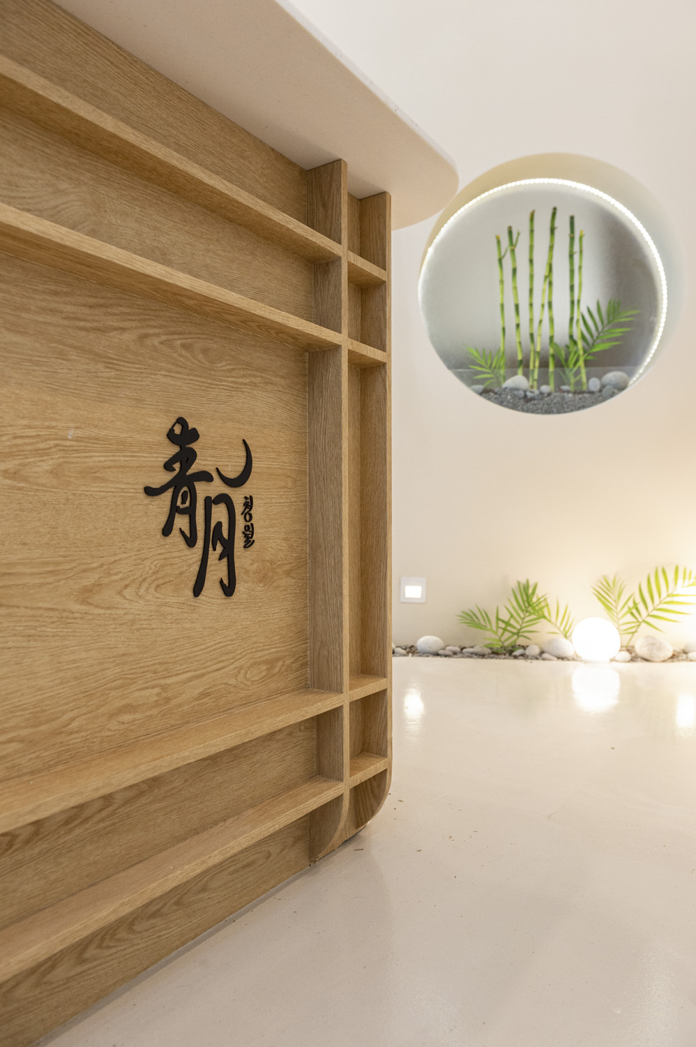 23 平米简约高雅的清新月洞穴工作室设计-17