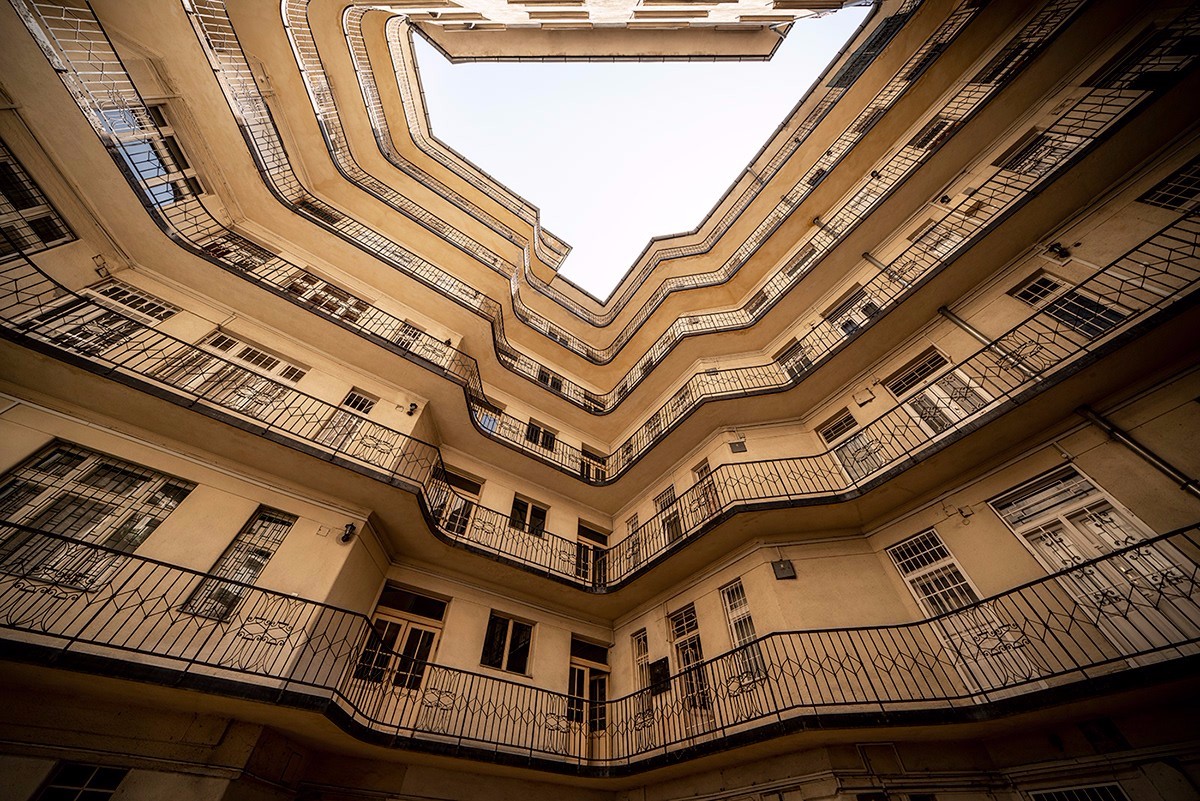 穿越天空的隧道 | 摄影师 Zsolt Hlinka 的几何建筑视觉-4