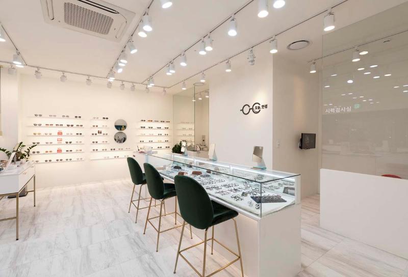 简约现代的 22 平米眼镜店设计-9