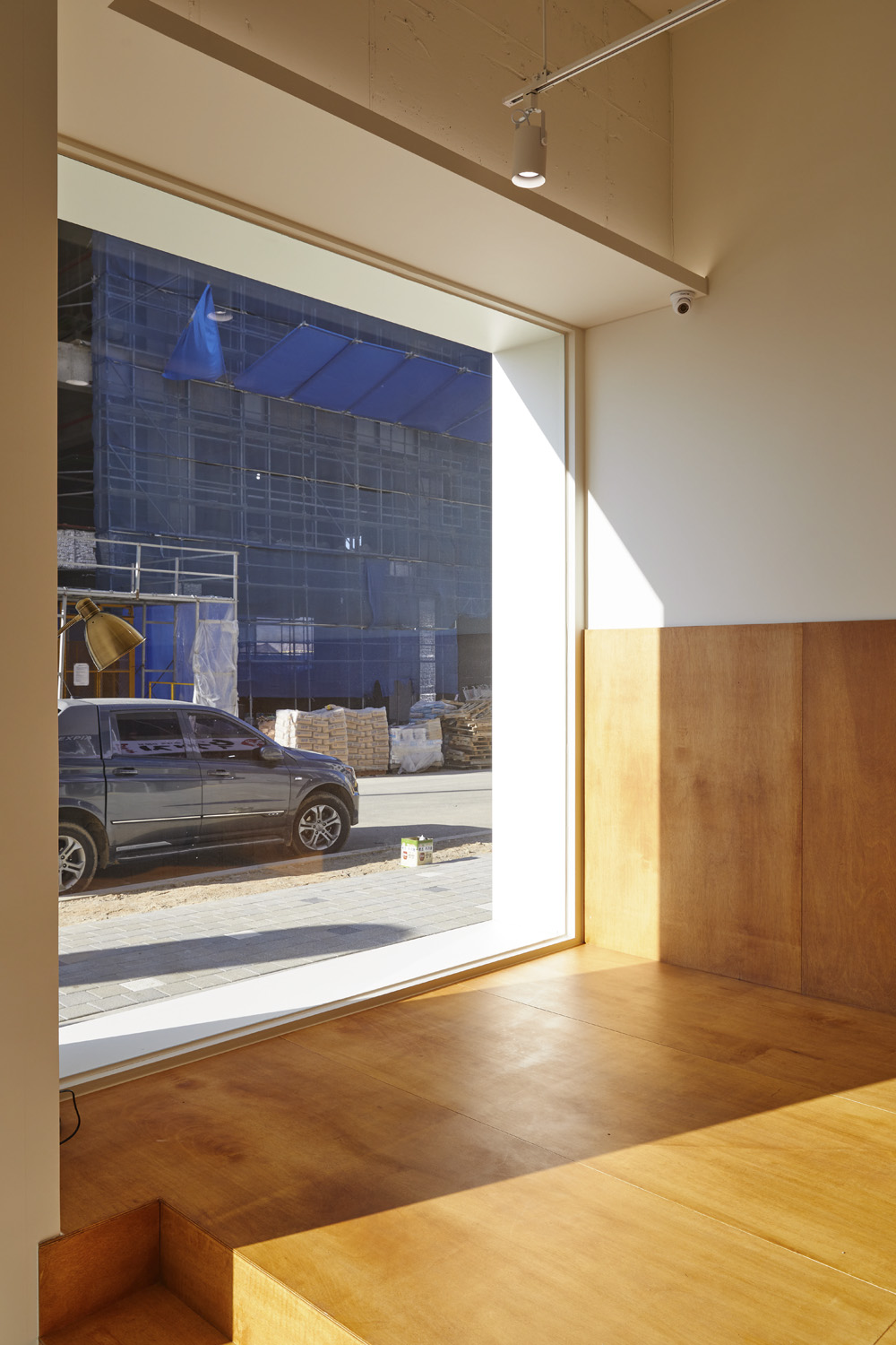 首尔 CAFÉ 4LEAF | 极简白的小清新咖啡厅设计-19