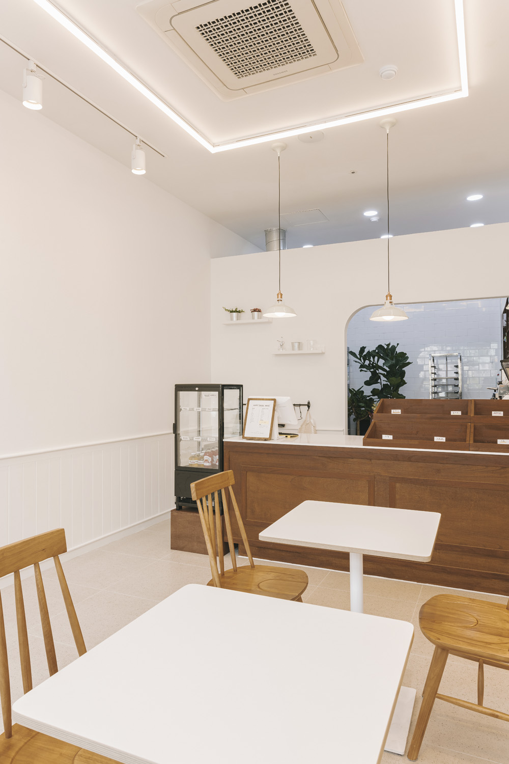 韩式"Happy Beagle"咖啡厅，简约温馨的十平米空间设计-9