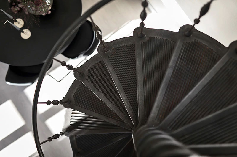 瑞典黑白双层公寓设计-11