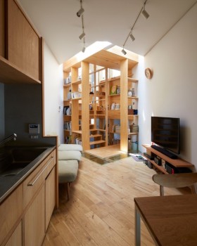 大阪密集住宅区的三层展示空间楼梯屋