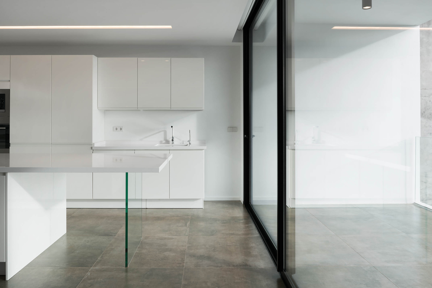 巴伦西亚丘陵景观中的白色棱镜住宅-56