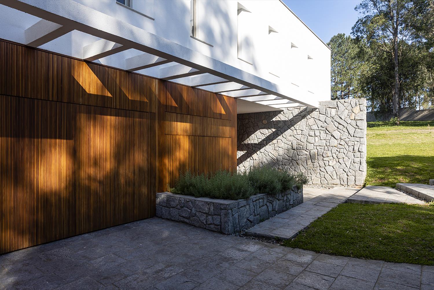 巴西圣玛利亚的现代绿意住宅 · Casa Chácara das Flores-2