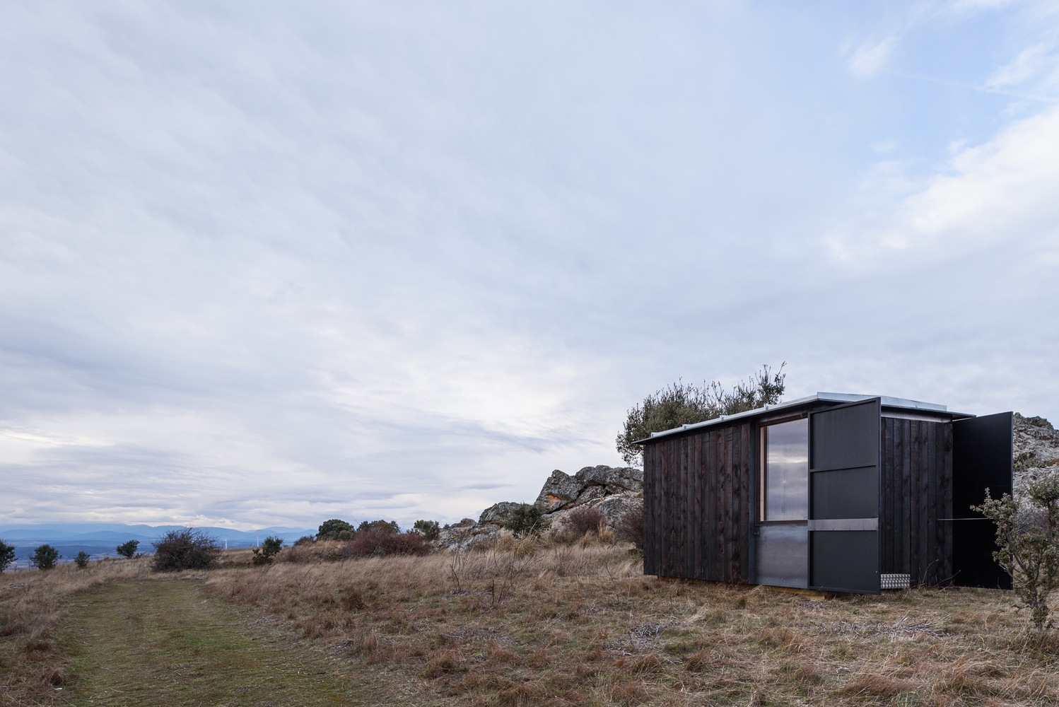 西班牙文化遗址旁的可逆式木钢展馆-36