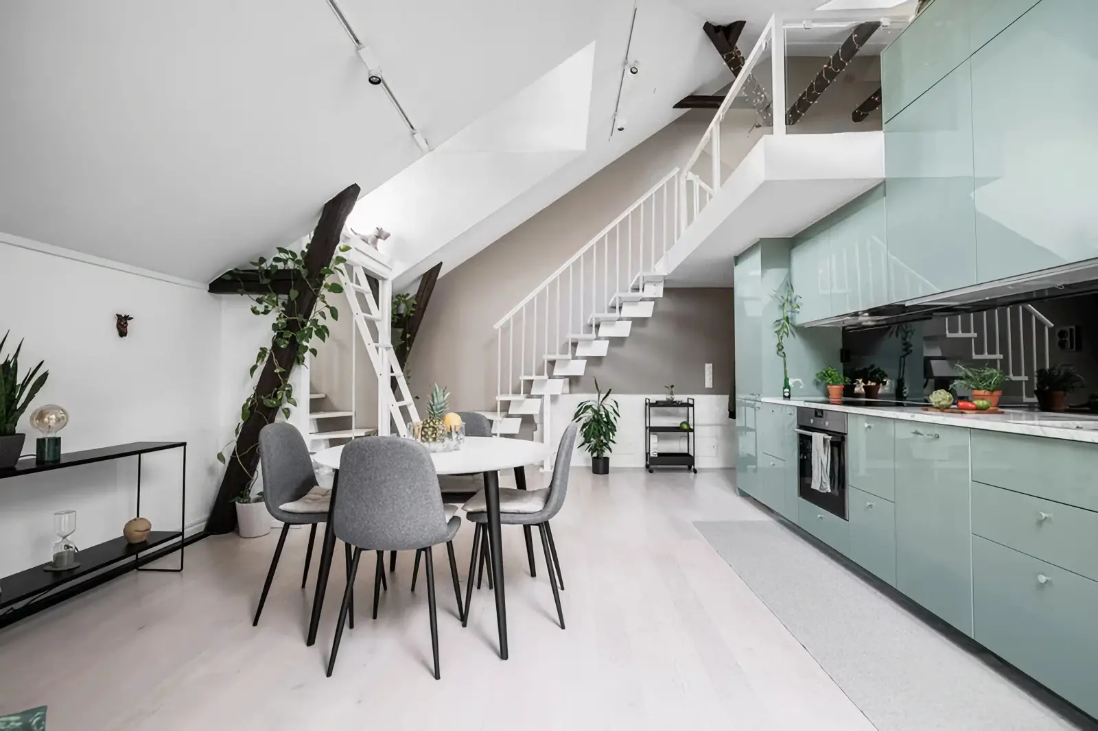 瑞典独特屋顶公寓,打造明亮温馨空间-9