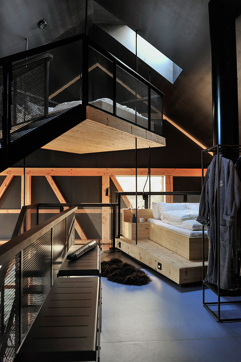 挪威海岸线上的黑色岩石住宅-11