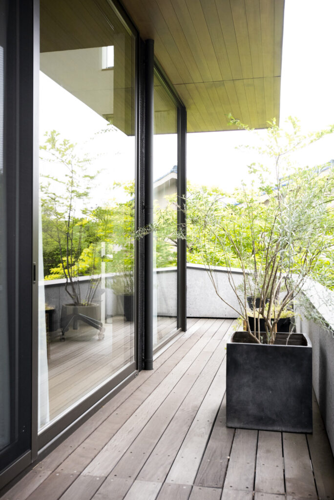 里山の風景を取り込む　室内と一続きの軒下テラスが豊かな時間をもたらす | Architecture | 100%LiFE-2