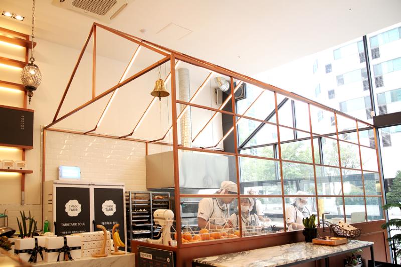 30 平现代甜品店，简约设计的美味空间-7