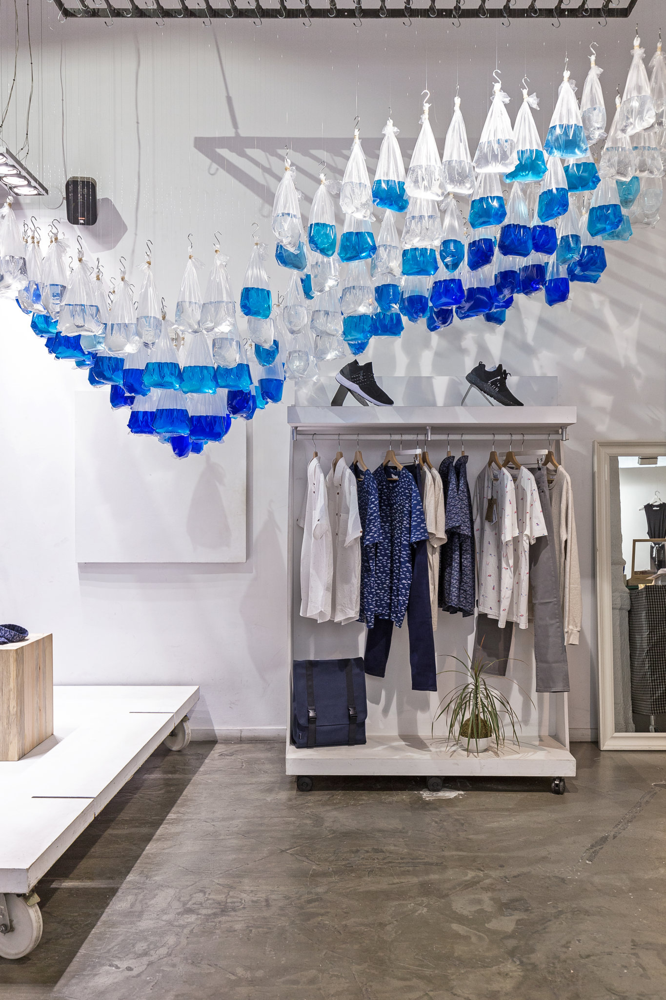 Liquid Modernity | Shopwindow for Olow in the IguapopShop store-2