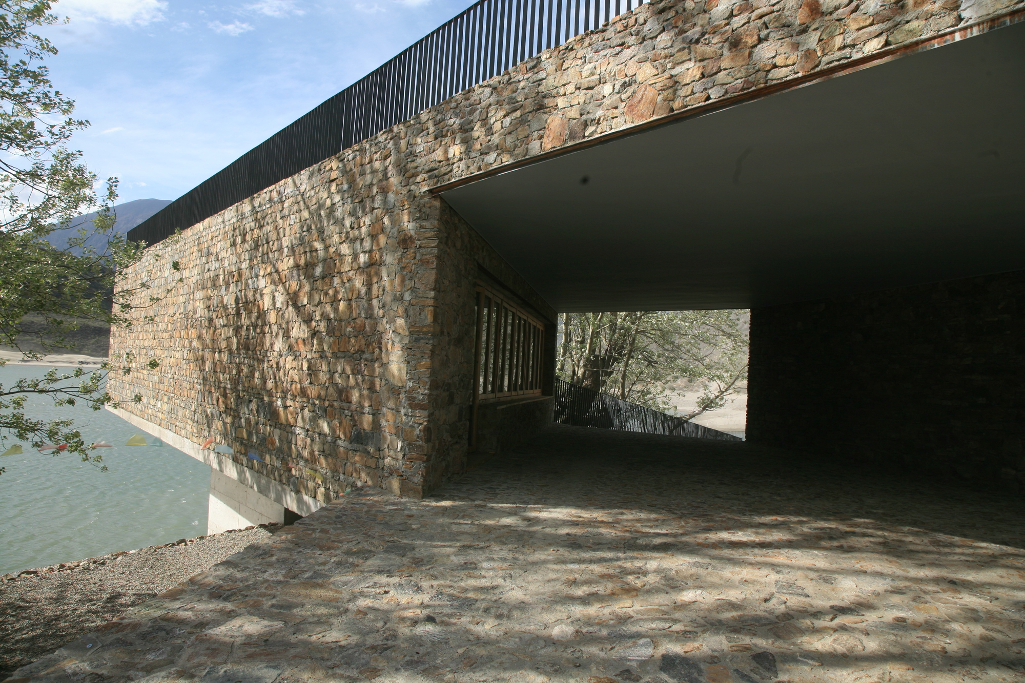 西藏雅鲁藏布江畔的船运终点站-26